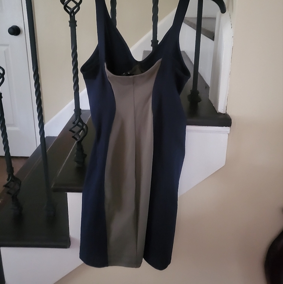Body hugging block dress. Size small - Picture 4 of 8